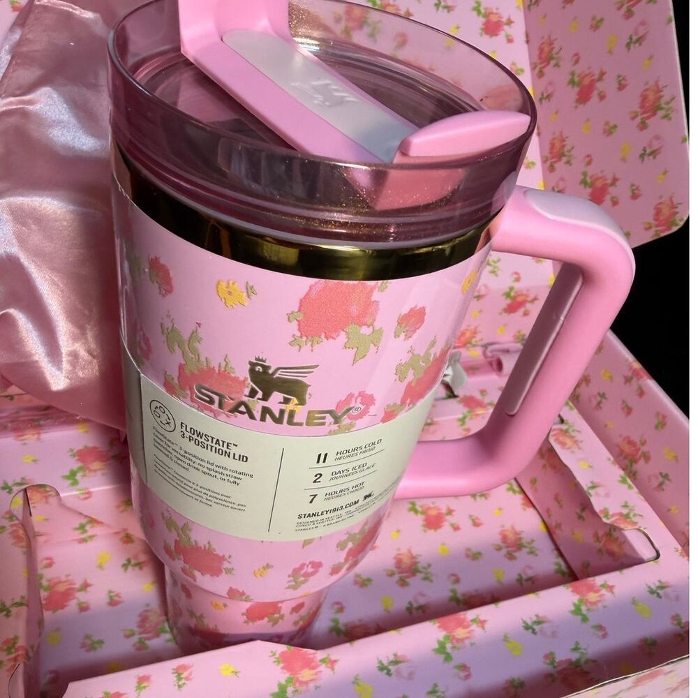 Stanley 1913 x LoveShackFancy 40oz H2.0 FlowState Quencher Ribbon Rosa NIB